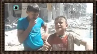 Suriyedeki çocuklar Bomba çukurlarında yüzüyorlar.