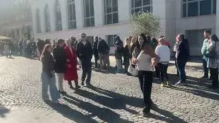 Cozi uriașe la toate trei secțiile de votare din București