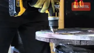 Furadeira parafusadeira com Impacto DCD795D2 Brasutil
