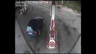 Женщина на заправке бля