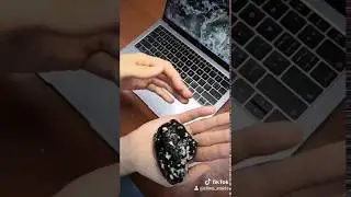 Гелевый очиститель "КLiК" чистит ноутбук
