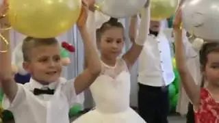 Группа Непоседы исполняют  Маленькая страна на выпускном вечере в детском саду