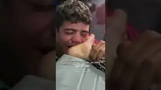 Un palestinien fait ses adieux à sa mère bien-aimée et lui embrasse le pied