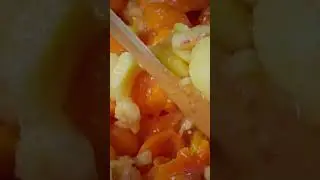摘下枝头橙黄的杏子和桃子，熬成酸酸甜甜的果酱，搭配一口新鲜烤出来的酥饼，让人食欲大增  #shorts #apricots #滇西小哥