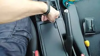 Демонтируем прикуриватель в подлокотнике Мазда 3