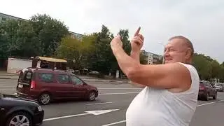 Мужчина показал как относится к 