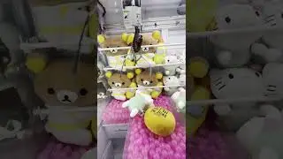 Unusual Hello Kitty 🐱Claw Machine Win at Round1!