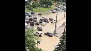 На станции метро «Лыбедская» все в воде и грязи