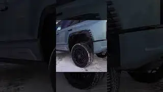 Крутимся на месте, рвем резину. 