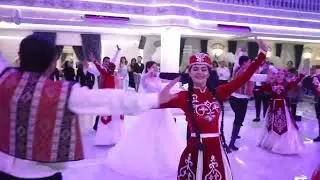 Вход жениха и невесты (армянский вариант)