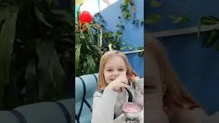 Настя в кафешке