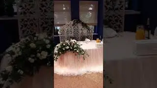 Оформление стола молодожёнов в персиковом цвете.