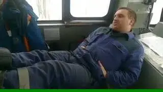 Что должен сделать помощник машиниста чтобы заработать на чизбургер:)
