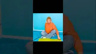 украшает стену огнем