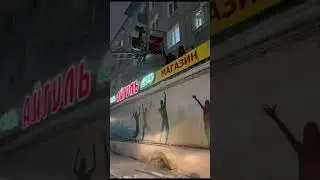 Житель Усть-Каменогорска упал с 4-го этажа на козырек магазина