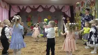 Танец: "Букет для мамы"