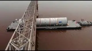 Прохождение баржи с огромной колонной под мостом через Зею: видео с квадрокоптера