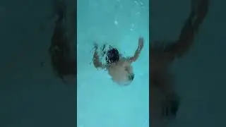 Артур ныряет в ванну и попадает в большой бассейн.