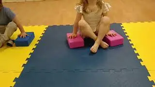 Гимнастика для малышей 3-5 лет.  Балансы на руках помогают укрепить мышц стабилизаторы.