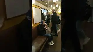 Илья в вагоне Еж3 1936 года. Какие классные сидушки и свет!