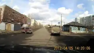 Девушка на большом джипе