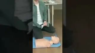 Оказание первой медицинской помощи на манекене без комментариев.