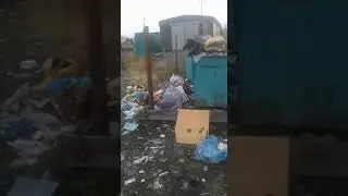 Мусорку в пос. Омчак снова никто не убирает