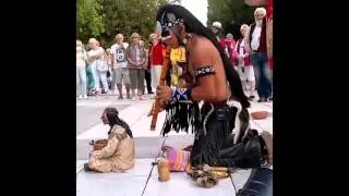 Indio impresiona en la calle tocando un épico tema músical