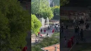 Ζωντανή πόλη γεμάτο χαρά, γέλιο και παιχνίδι στις πλατείες! 