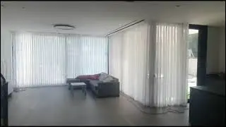 וילונות בצבע לבן על מסילה חשמלית- וילונות הצללה חשמליים לבית