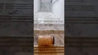 лестница против бутылок