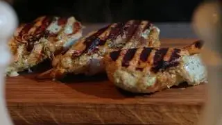 Фаршированная сыром и травами куриная грудка на гриле