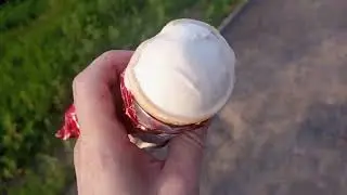 цветы на лоджии и парк возле дома