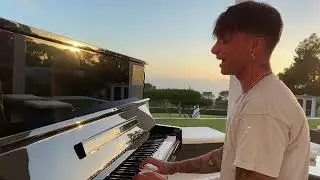 Ultimo canta I TUOI PARTICOLARI (Ultimo). Pianoforte.