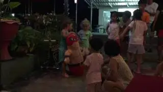 Российские маленькие девочки против толпы китайцев
