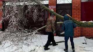 Экстренные службы ведут работы по устранению последствий стихийного бедствия