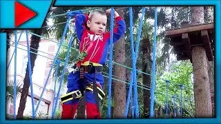Человек Паук покоряет веревочный парк Spiderman conquers a rope park