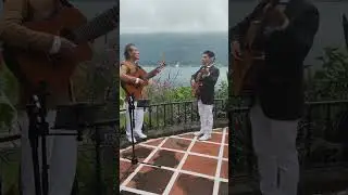 viendo las tomas de los himnos