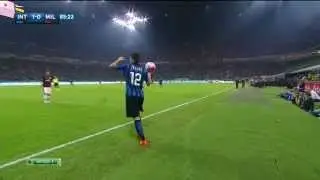 Telles поднимает мяч финтом.