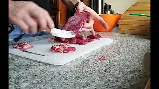 нож на кухне ди90