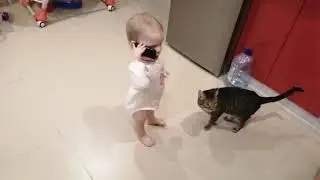 Разговаривает по телефону. Talking on the phone)