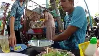 Уличная еда - суп Pho Bo