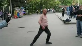 Харьковский бомж танцует ппц...