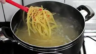 ALMOÇO DE SEGUNDA MACARRÃO SALADA E BIFE