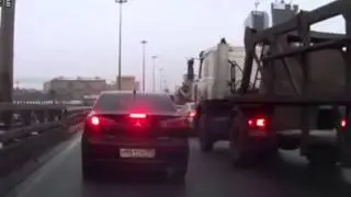 Подрезал и напал!