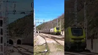 256.014 con los vagones Ermewa pasando por Payares. 24/3/2024