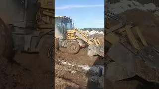 Трактор застрял в грязи 😱 Не может выехать...