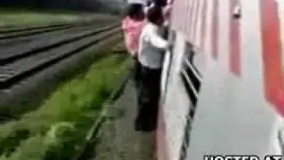 Caindo do trem na India