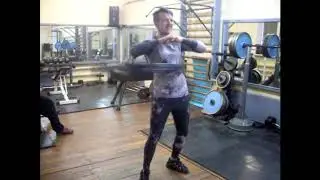 В зале