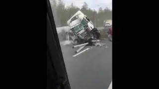 Последствия взрыва переднего колеса на фуре